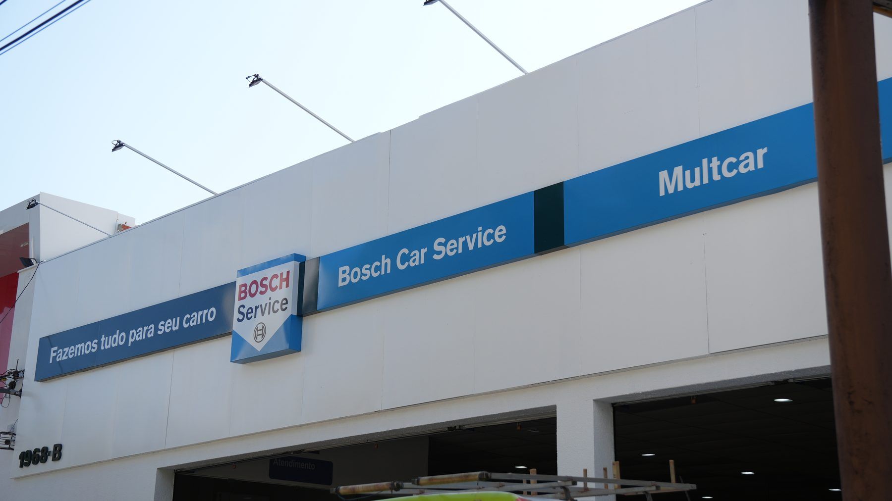 Fachada da Multcar com placa Bosch Car Service